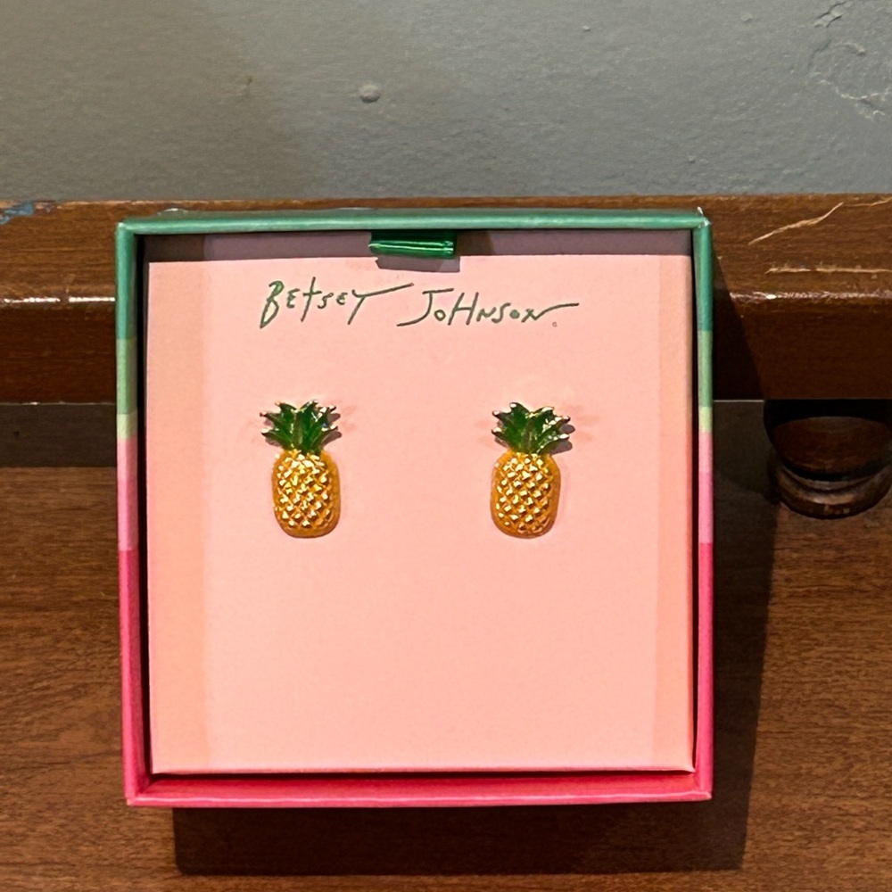 Betsey Johnson Green and Gold 
Backyard Pineapple Stud Earrings. NWTS